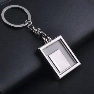 Cheie personalizată cu suport foto din metal pentru amintiri speciale.