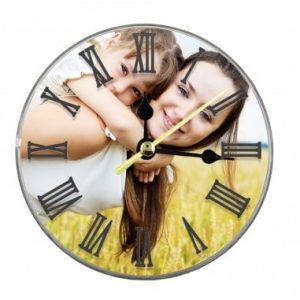 Ceas personalizat cu fotografie de familie, ideal pentru decor interior.