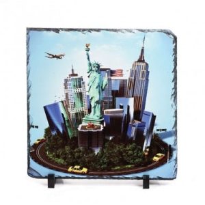 Model 3D al orașului New York cu clădiri și statuia Libertății, pe un fundal albastru.