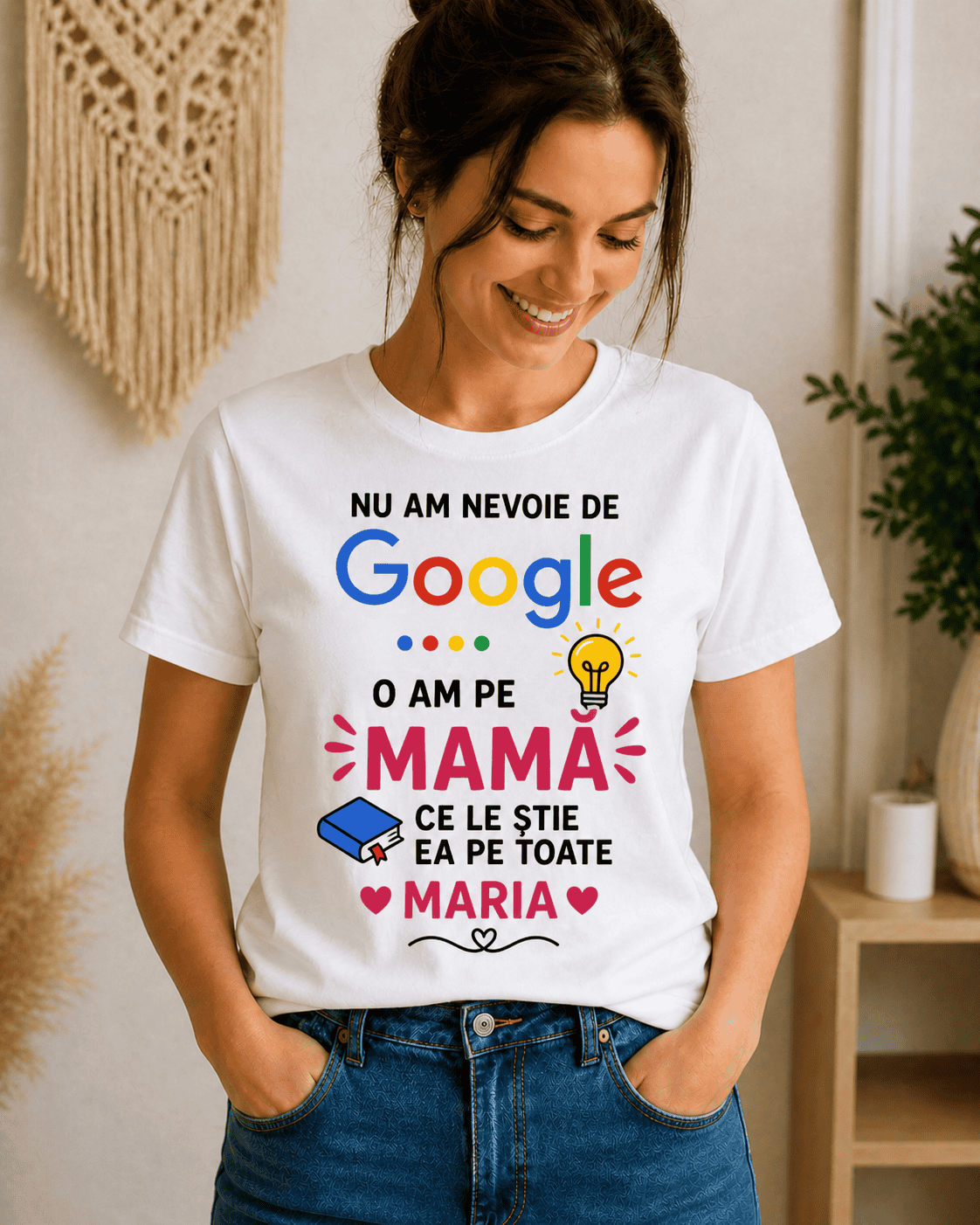 Vara de imagine cu mesaj pentru mama, femeie fericită purtând tricou cu text amuzant despre familie.